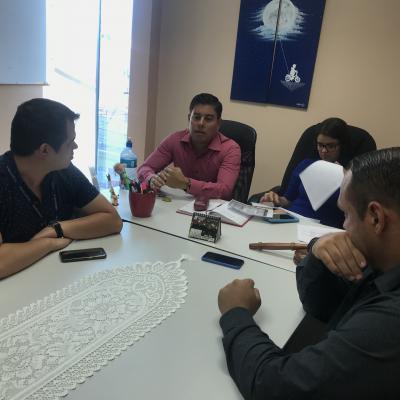 Personas discutiendo en una reunión