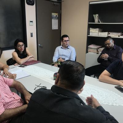 Personas en una reunión de trabajo