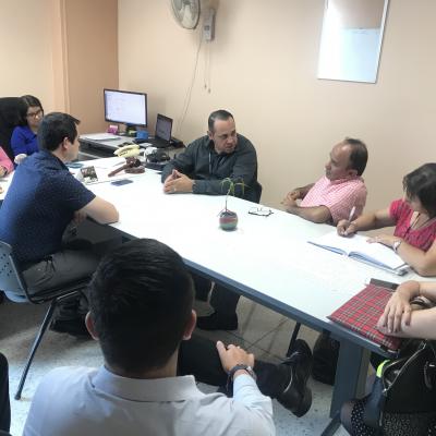 personas reunidas en la oficina