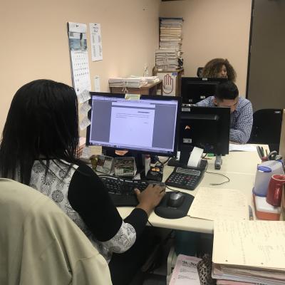 Dos mujeres sentadas en su escritorio