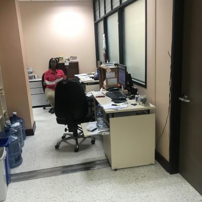 Mujer en su escritorio
