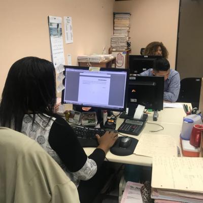 Mujer trabajando en su oficina