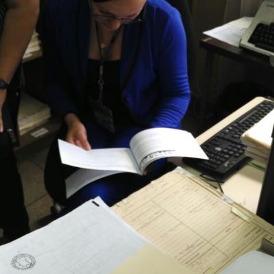 Mujer sentada leyendo folleto