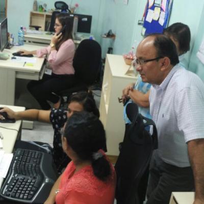 Grupo de personas reunidas viendo computadora