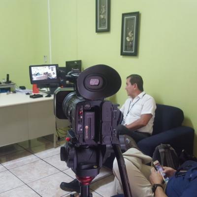 Cámara de video grabando grupo de personas en oficina