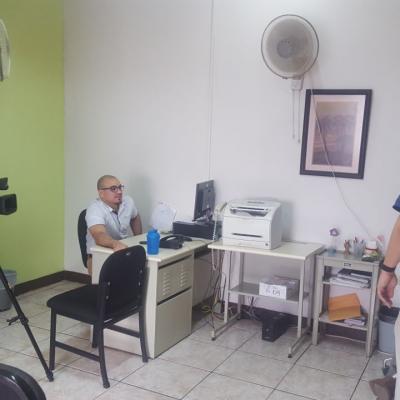 Hombre sentado en su escritorio