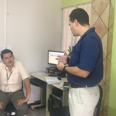 Dos hombres hablando