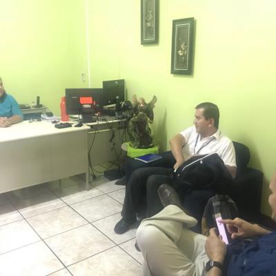 Grupo de personas hablando en oficina