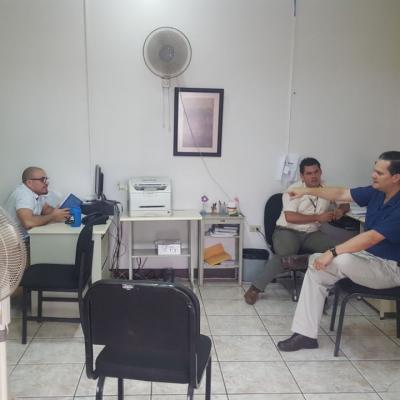 Grupo de personas hablando en oficina