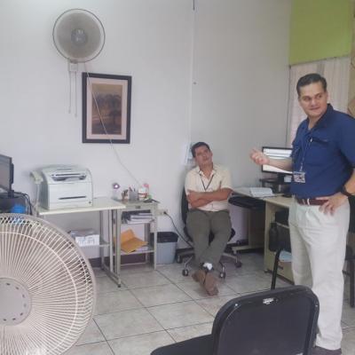 Tres hombres en oficina
