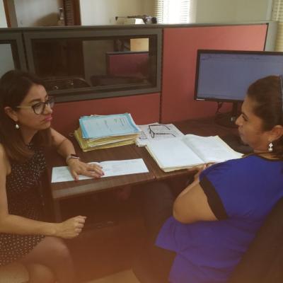 Dos mujeres conversando en escritorio