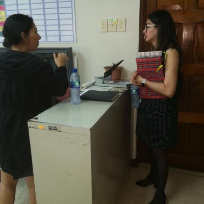 Dos mujeres conversando en escritorio