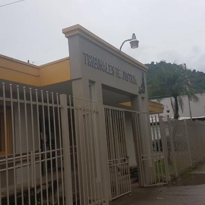 Frente de las instalaciones de los Tribunales de Justicia
