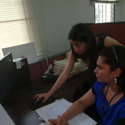 Dos mujeres trabajando en su escritorio