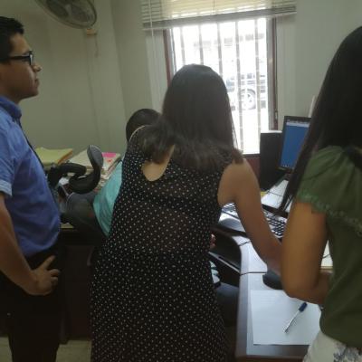 Grupo de personas viendo computadora