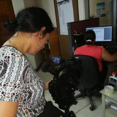 Mujer grabando video de otra mujer en escritorio