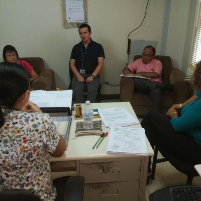 Grupo de personas reunidas en oficina