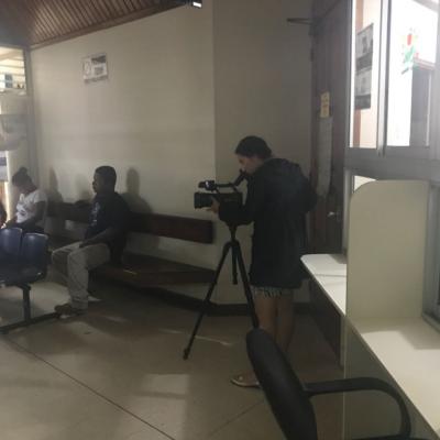 Mujer grabando con cámara de video a grupo de personas