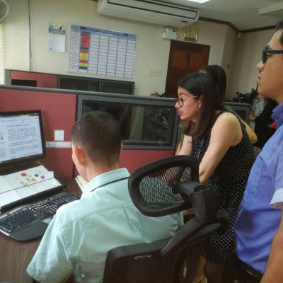 Tres personas viendo computadora en escritorio