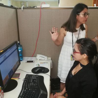 Dos mujeres en oficina conversando