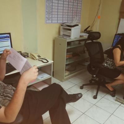 Dos personas leyendo folleto en oficina