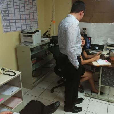 Dos personas conversando en oficina
