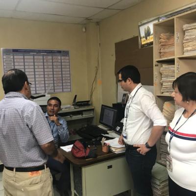 Cuatro personas conversando en oficina