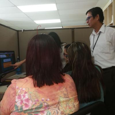 Grupo de persona conversando en oficina