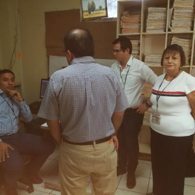Grupo de personas conversando en oficina