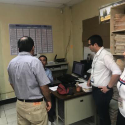 Tres hombres conversando en oficina