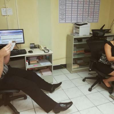 Dos mujeres leyendo folleto 