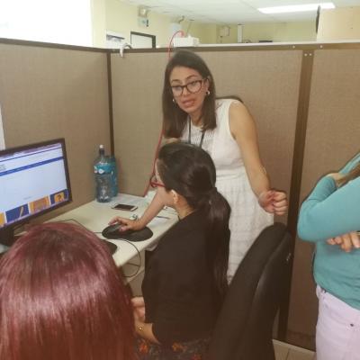Mujeres conversando en oficina