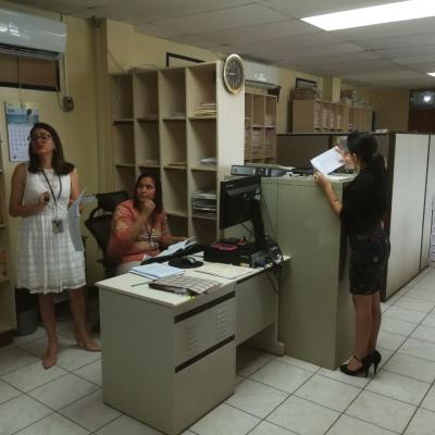 Tres mujeres conversando en oficina