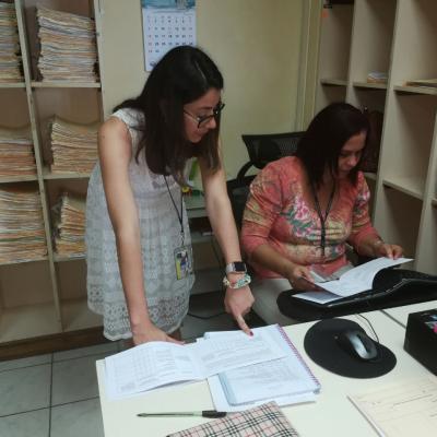 Dos mujeres revisando folletos en escritorio