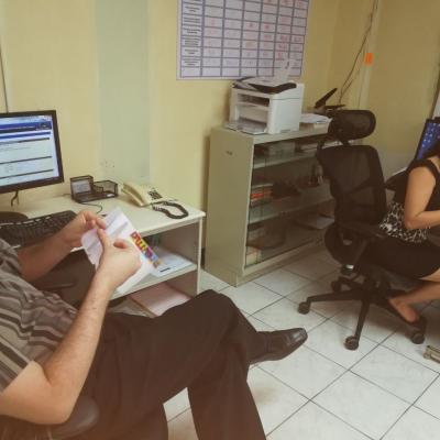 Dos mujeres revisando folletos en oficina