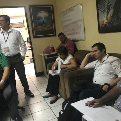 Grupo de personas en sala conversando