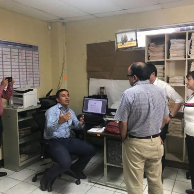 Grupo de personas en oficina conversando