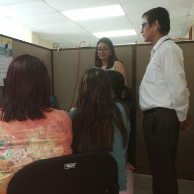 Grupo de personas conversando en oficina