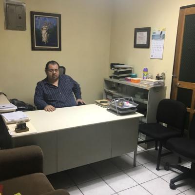Hombre sentado en escritorio