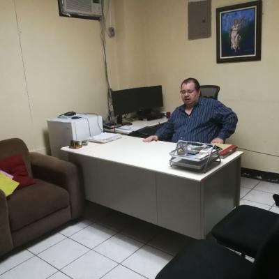 Hombre sentado en escritorio
