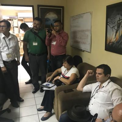Grupo de personas en oficina
