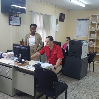 Dos personas en escritorio revisando información en computadora