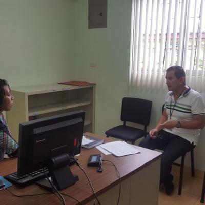 Dos personas conversando en oficina