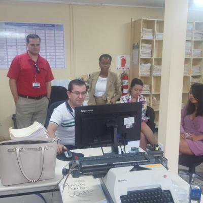 Grupo de personas conversando reunidas en oficina