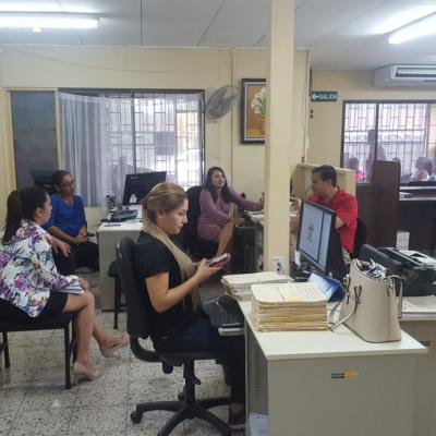 Grupo de personas conversando reunidas en oficina