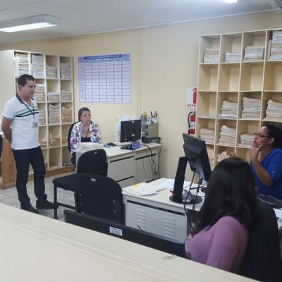 Grupo de personas conversando reunidas en oficina