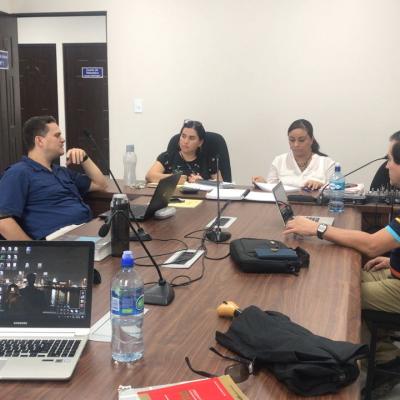 Grupo de personas discutiendo en sala de reuniones