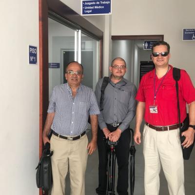 Tres hombres posando para la cámara de pie