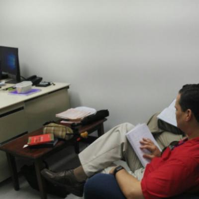 Tres hombres conversando en oficina