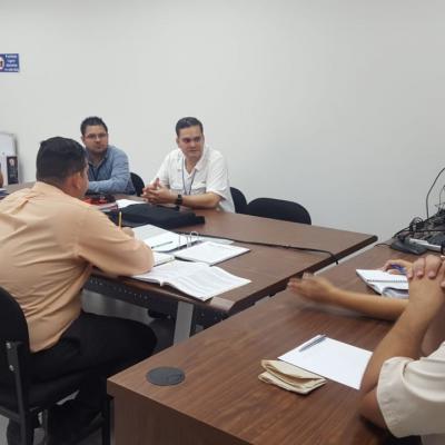 Grupo de personas sentados en sala de reuniones
